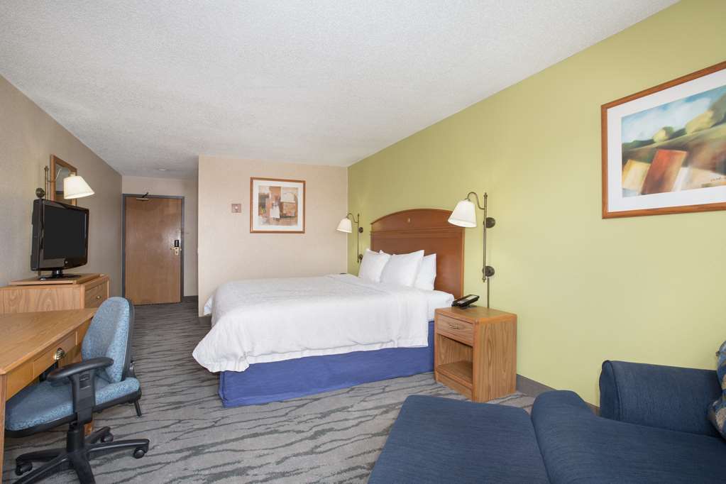 Baymont By Wyndham Thornton Hotel Room photo